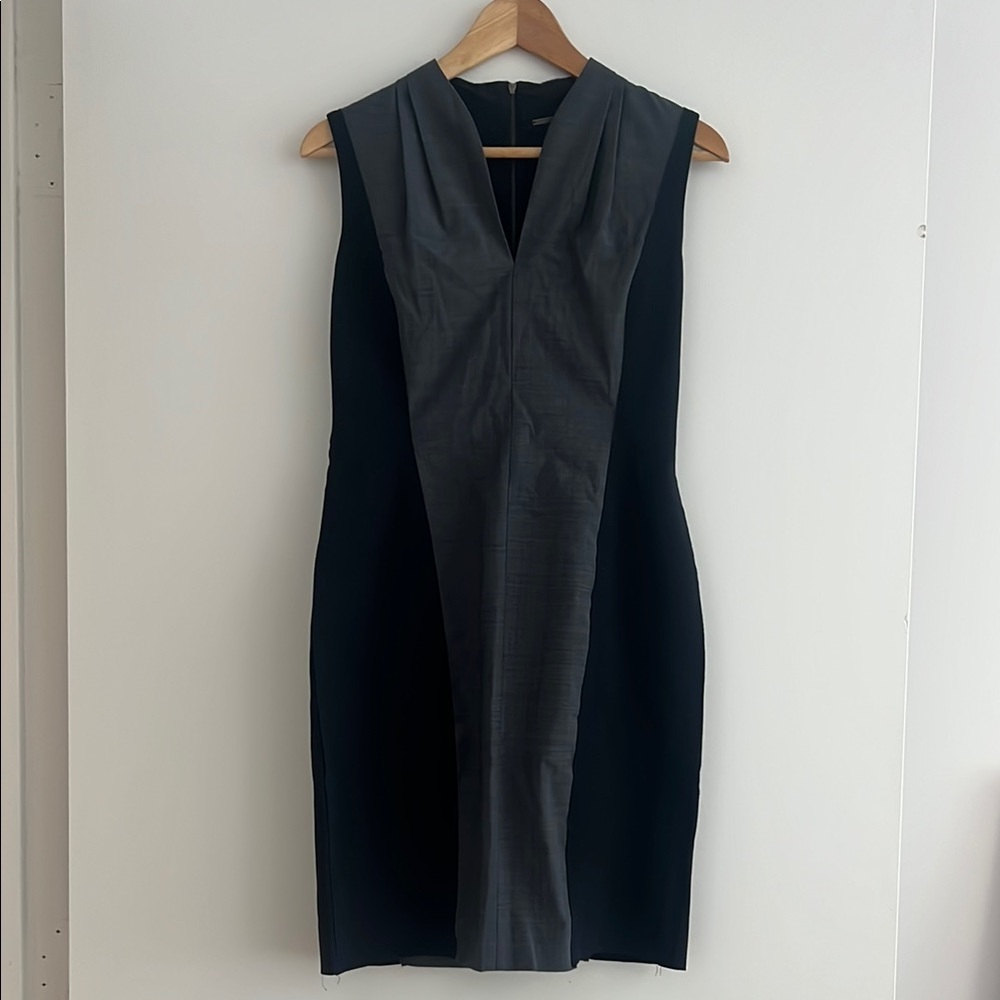 Elie Tahari Navy Gray Sheath Dress with V-neck for Work